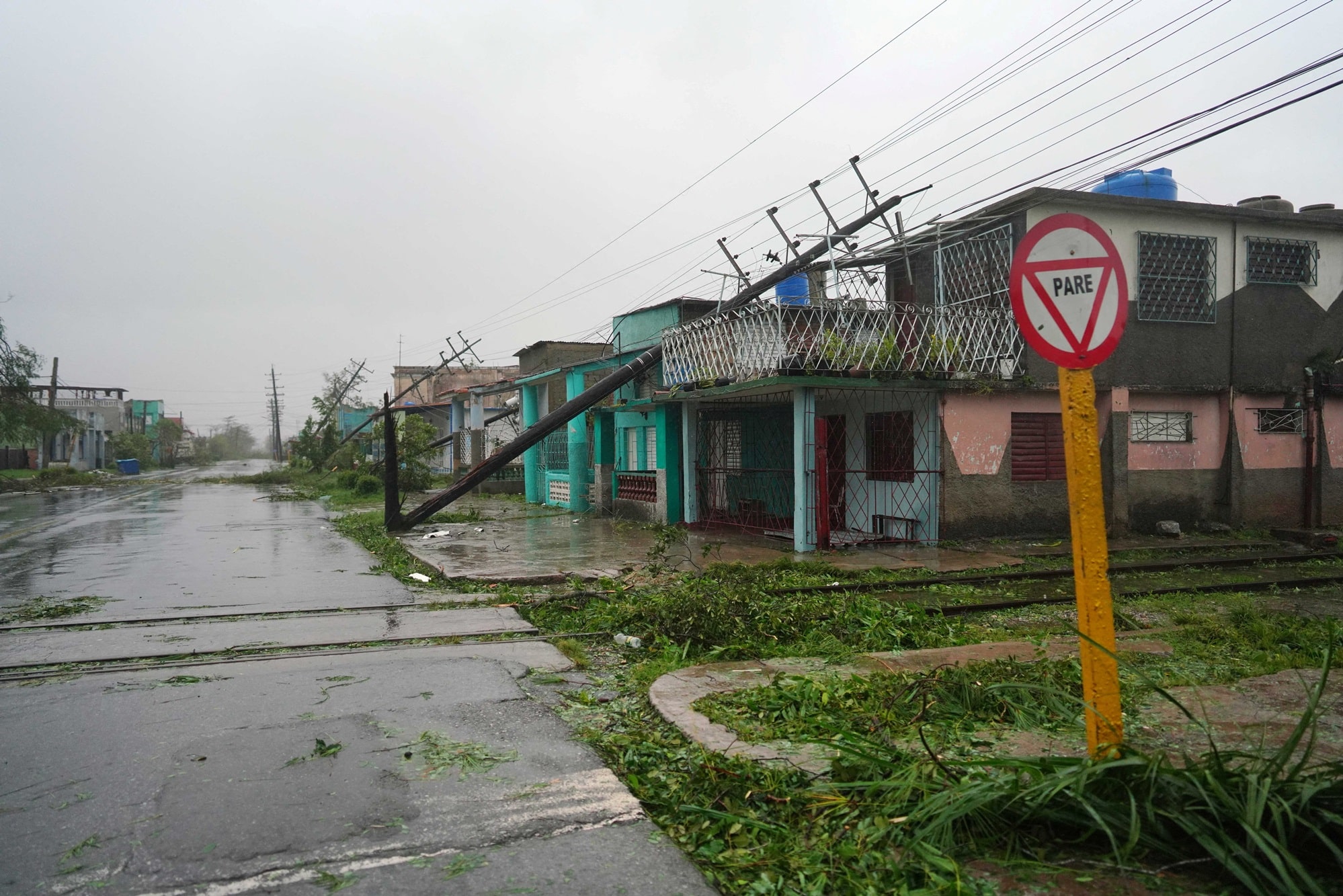 Hurikán poškodil domy po celé zemi