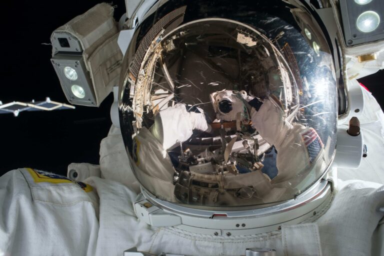 Zemřel astronaut, který nám otevřel cestování do vesmíru