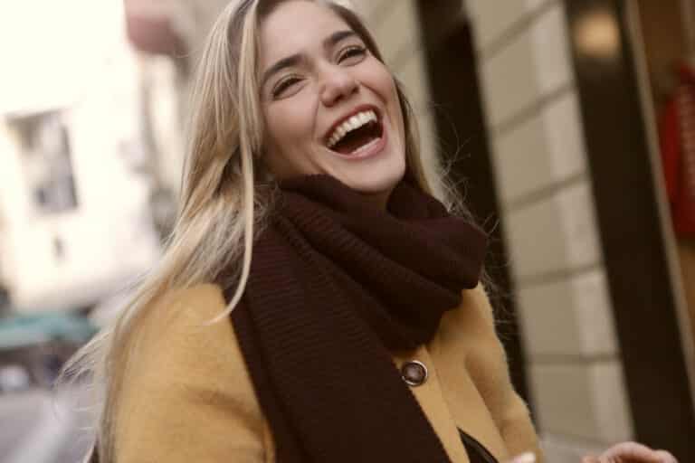 Smích nám pomáhá přežít těžká období, tvrdí psycholog