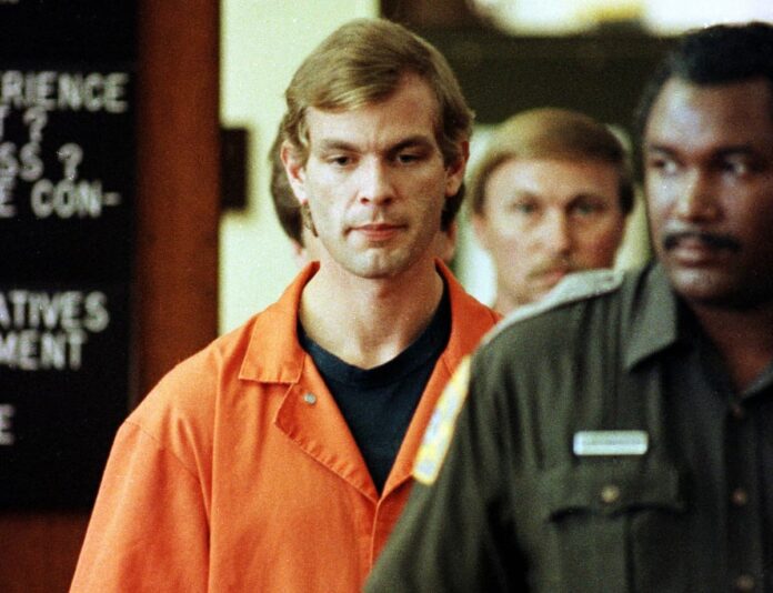 Nový seriál z produkce Netflix o sériovém vrahu Jeffreym Dahmerovi vyvolává kontroverze.