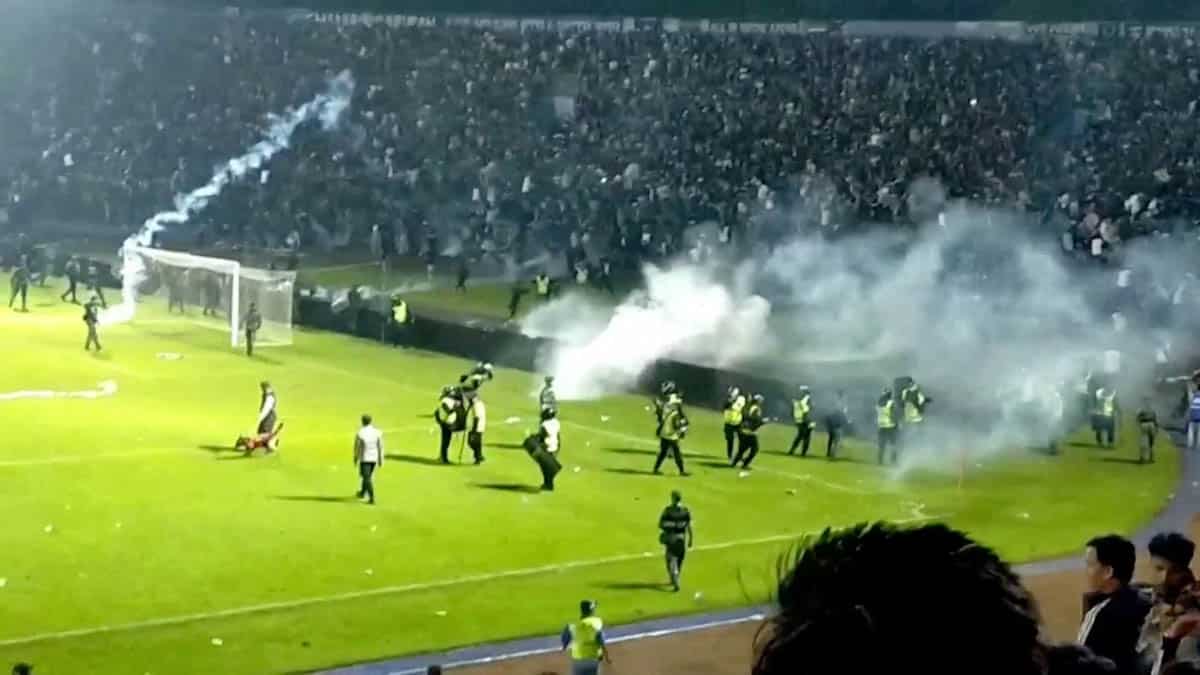 Nepokoje na fotbalovém zápase v Indonésii 