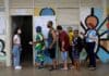 Volební místnosti v Brazílii jsou otevřené, v průzkumech vede Bolsonarův oponent