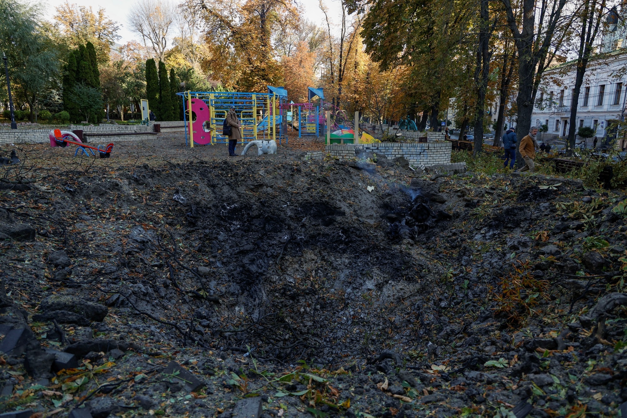 Kráter u dětského hřiště v Kyjevě