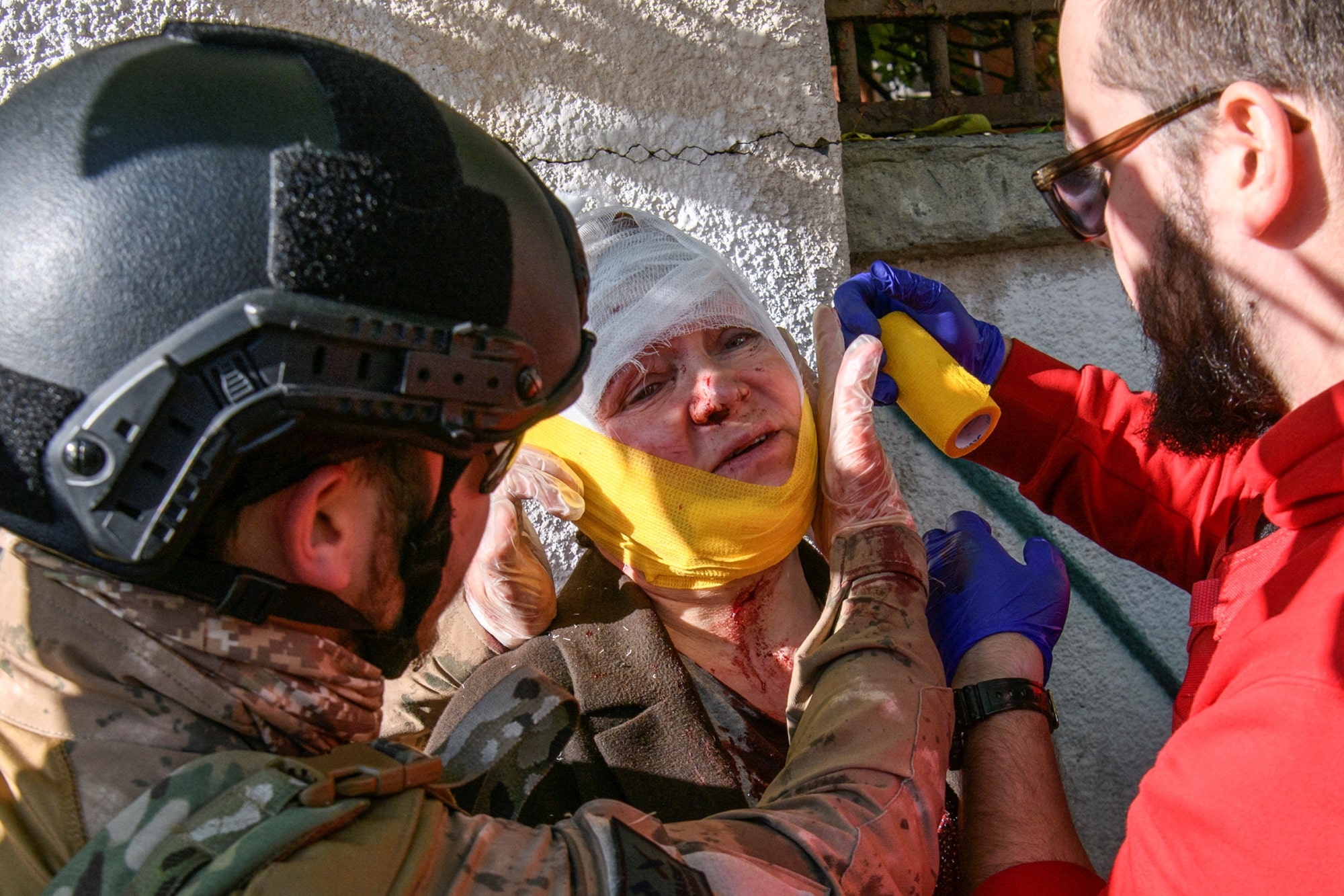 Záchranáři pomáhají zraněné ženě, Kyjev