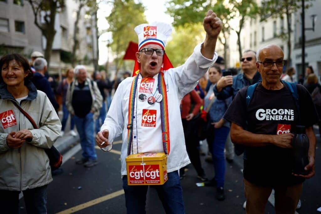 Protestující svou účastí vyvinuli také tlak na současnou vládu prezidenta Macrona.