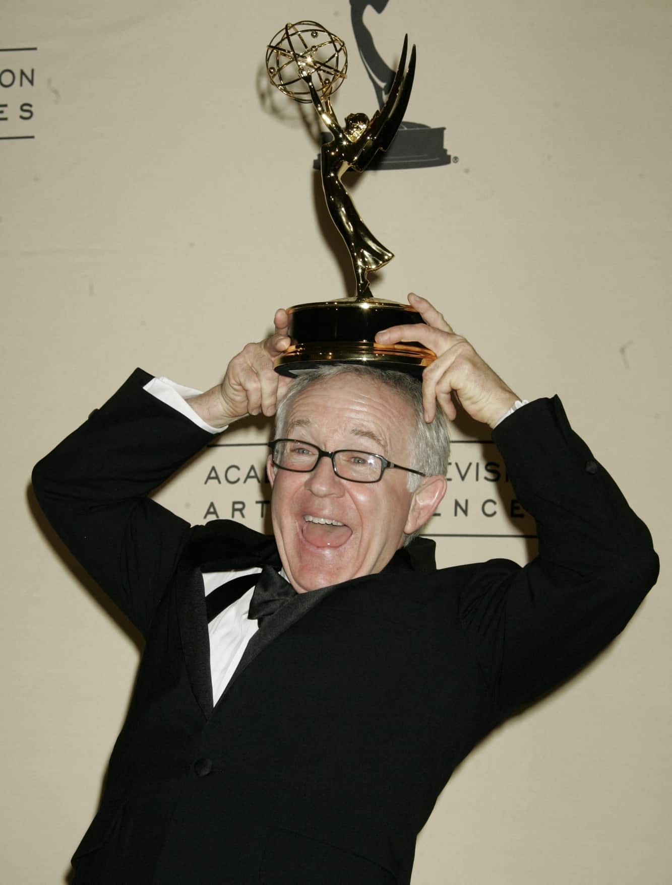 Jordan pózuje s cenou Emmy, 2006