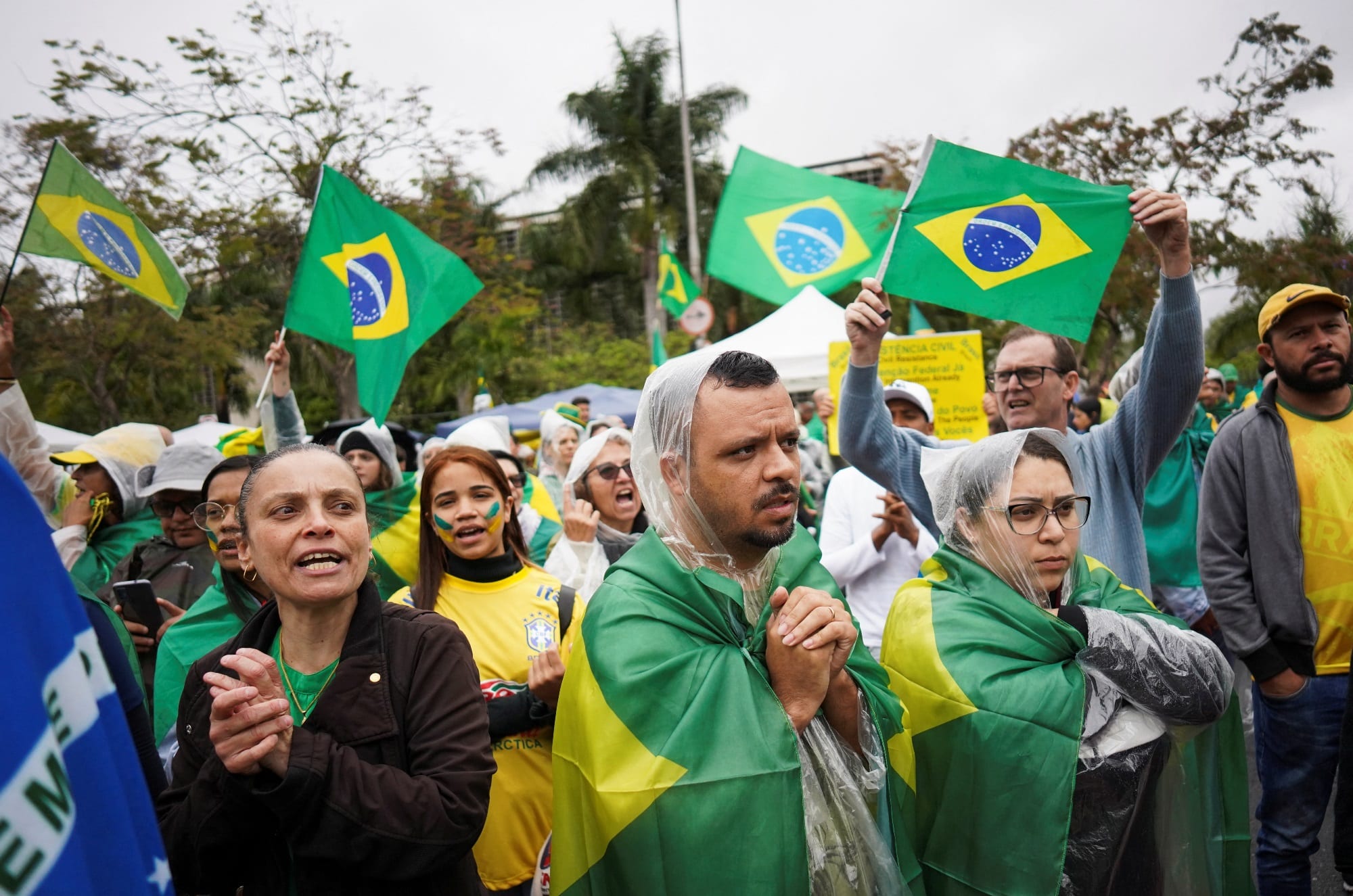 Demonstranti před armádním velitelstvím v Sao Paulu