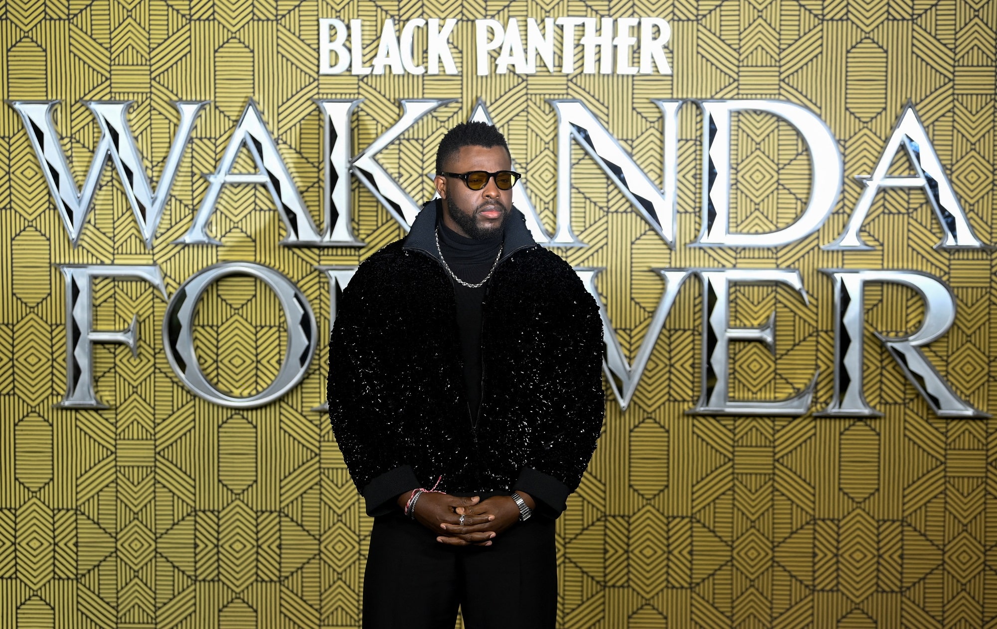 Winston Duke na premiéře filmu Black Panther: Wakanda Forever v Londýně