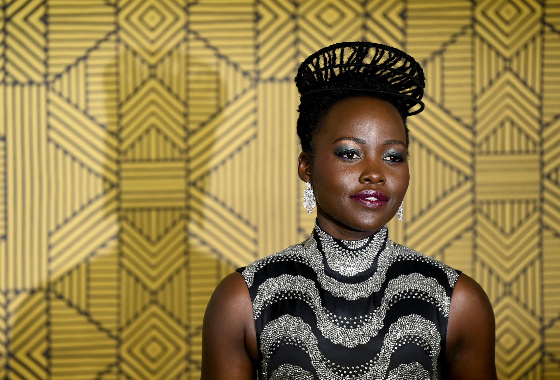 Lupita Nyong'o na londýnské premiéře filmu Black Panther: Wakanda Forever