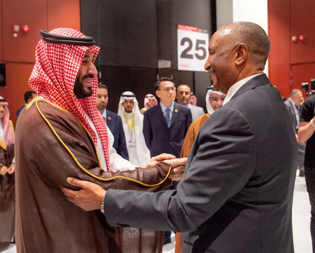 Korunní princ Saúdské Arábie Muhammad bin Salmán a prezident Súdánu Abdel Fattah al-Burhan