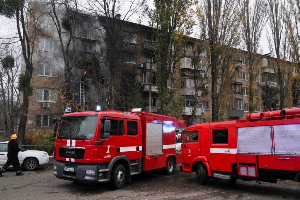 Zásah hasičů po raketovém útoku, Kyjev, 15. listopadu 2022