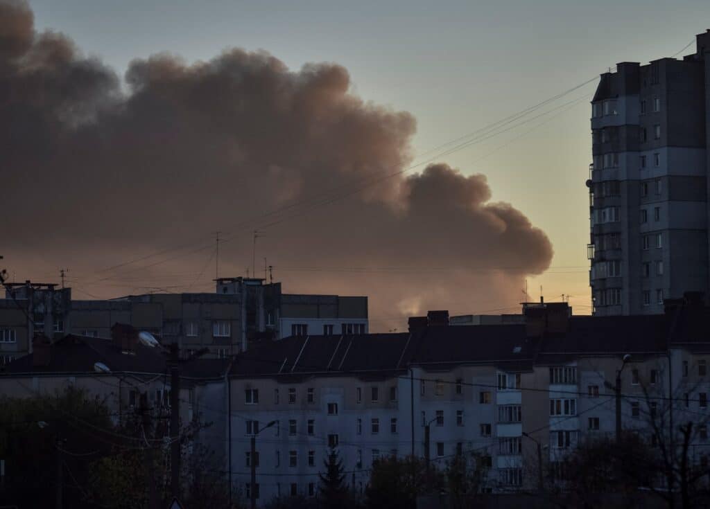 Nad městem stoupá dým po raketovém útoku, Lvov