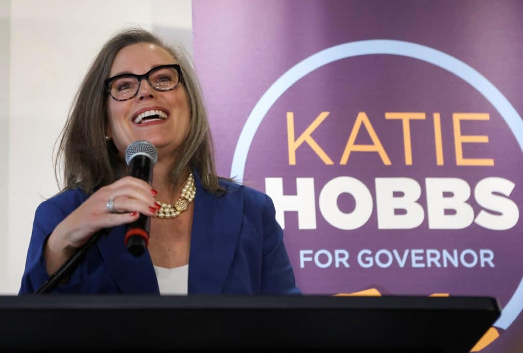 Demokratka Katie Hobbs, státní tajemnice Arizony