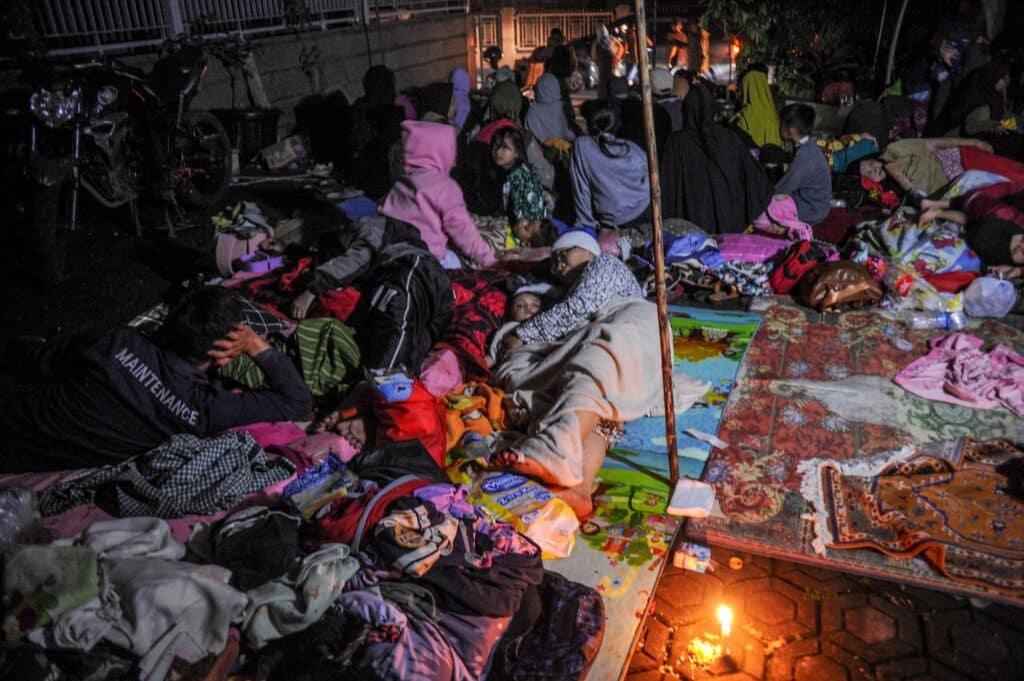 Desítky tisíc lidí musely opustit své domovy, Cianjur