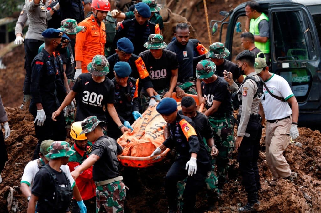 Přírodní katastrofa v Indonésii si vyžádala stovky obětí