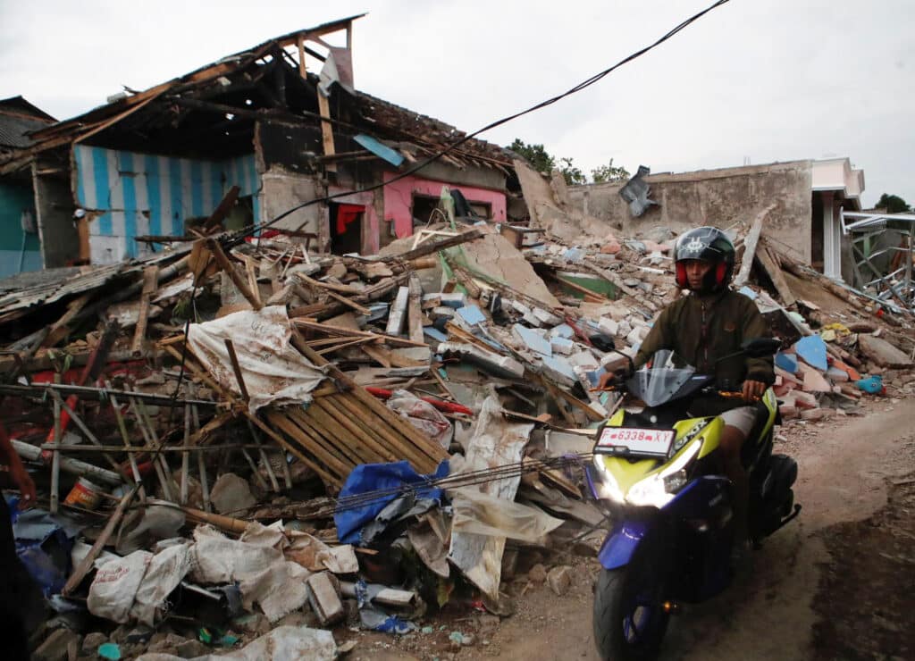 Zničené domy po zemětřesení ve městě Cianjur