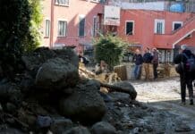 Na italském ostrově Ischia jsou potvrzeny dvě oběti, po dalších se pátrá