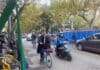 V centru Šanghaje jsou po víkendových protestech bariéry, policie zatýká