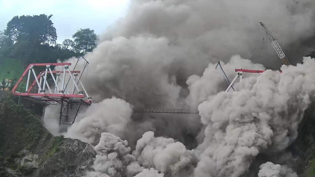 Most ve vesnici Lumajang po erupci