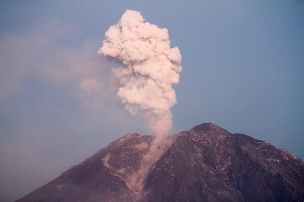 Semeru během erupce