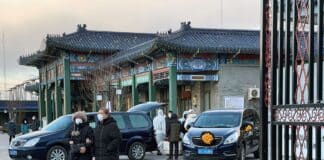 Pohřební ústavy v Pekingu nestíhají, řada zaměstnanců má koronavirus