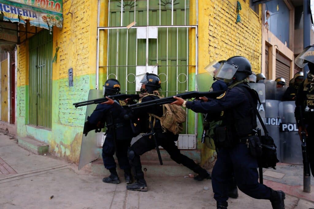 Peruánští policisté zasahují proti demonstrantům