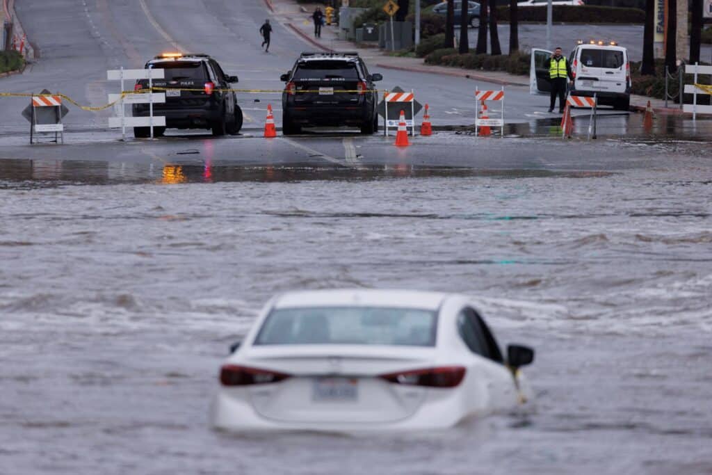 Kalifornie po sérii bouří začíná sčítat škody, do státu zamíří prezident Biden
