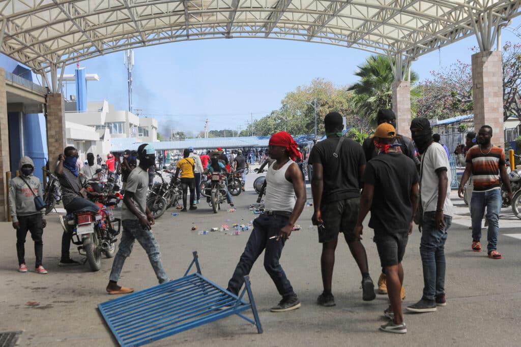 Haiti policisté zaútočili na premiéra letiště
