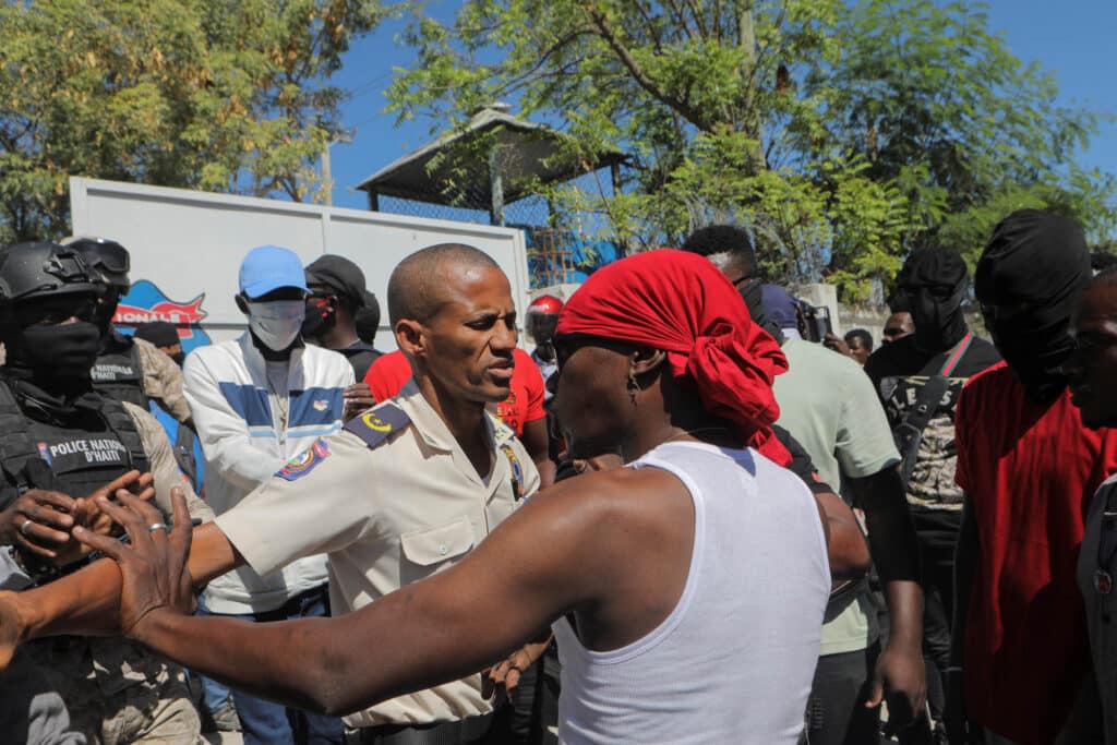 Haiti policisté zaútočili na premiéra letiště