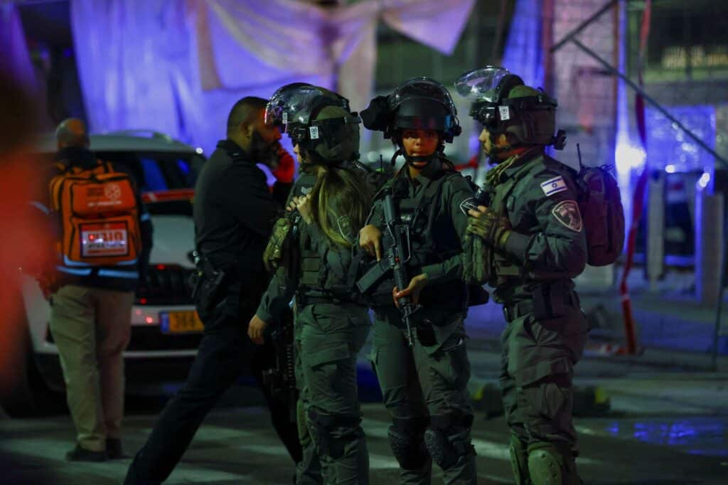 Palestinský terorista zabil v Jeruzalémě sedm lidí