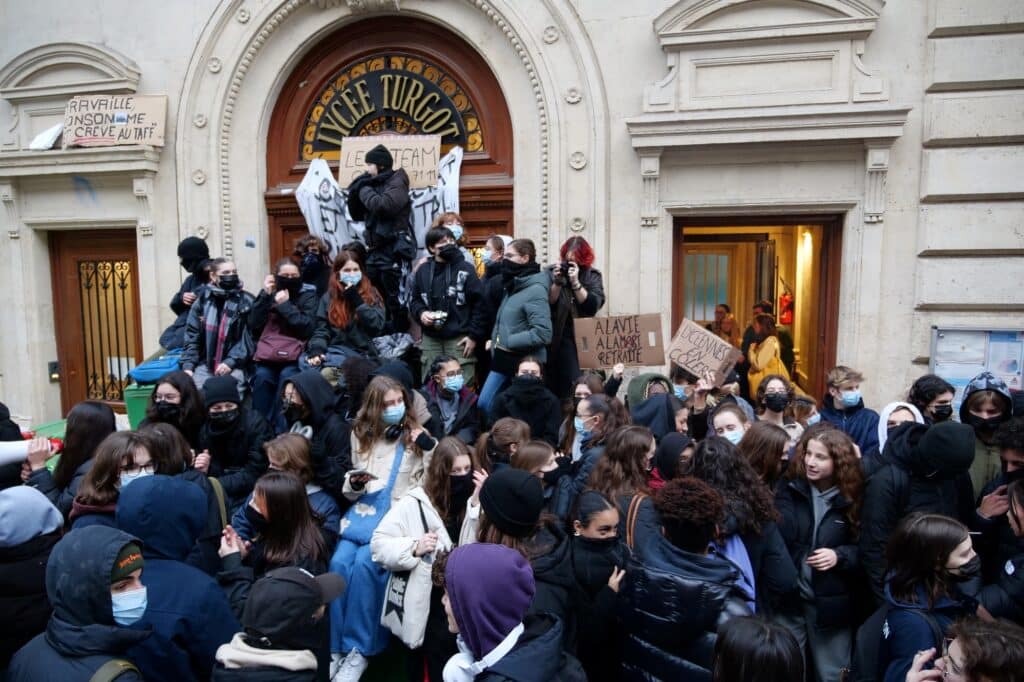 Francouzští středoškolští studenti blokují přístup do školy v Paříži, 31. ledna 2023