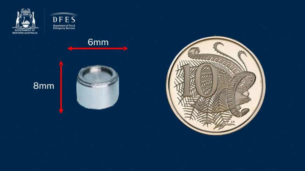 Velikost ztracené kapsle v porovnání s mincí