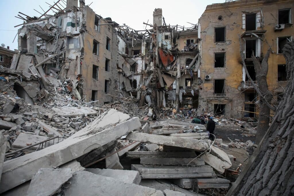 Ruská raketa zničila v Kramatorsku obytný dům