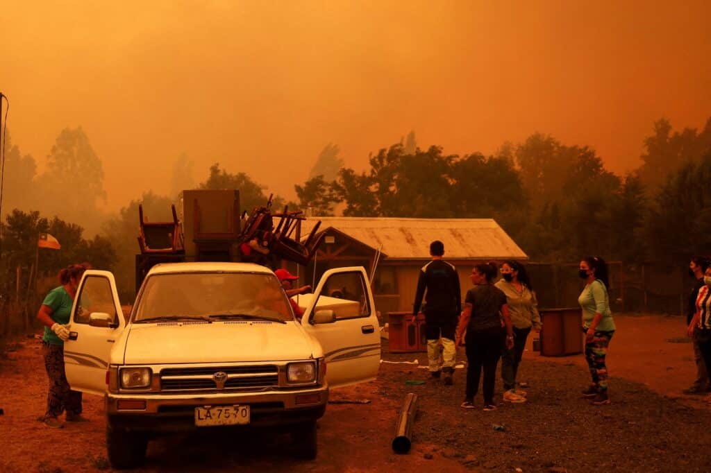 Evakuace během lesního požáru ve městě Santa Juana