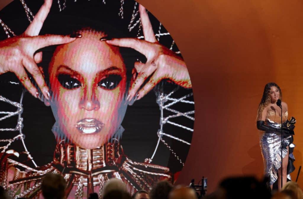 Beyoncé přebírá cenu za nejlepší taneční/elektronické hudební album