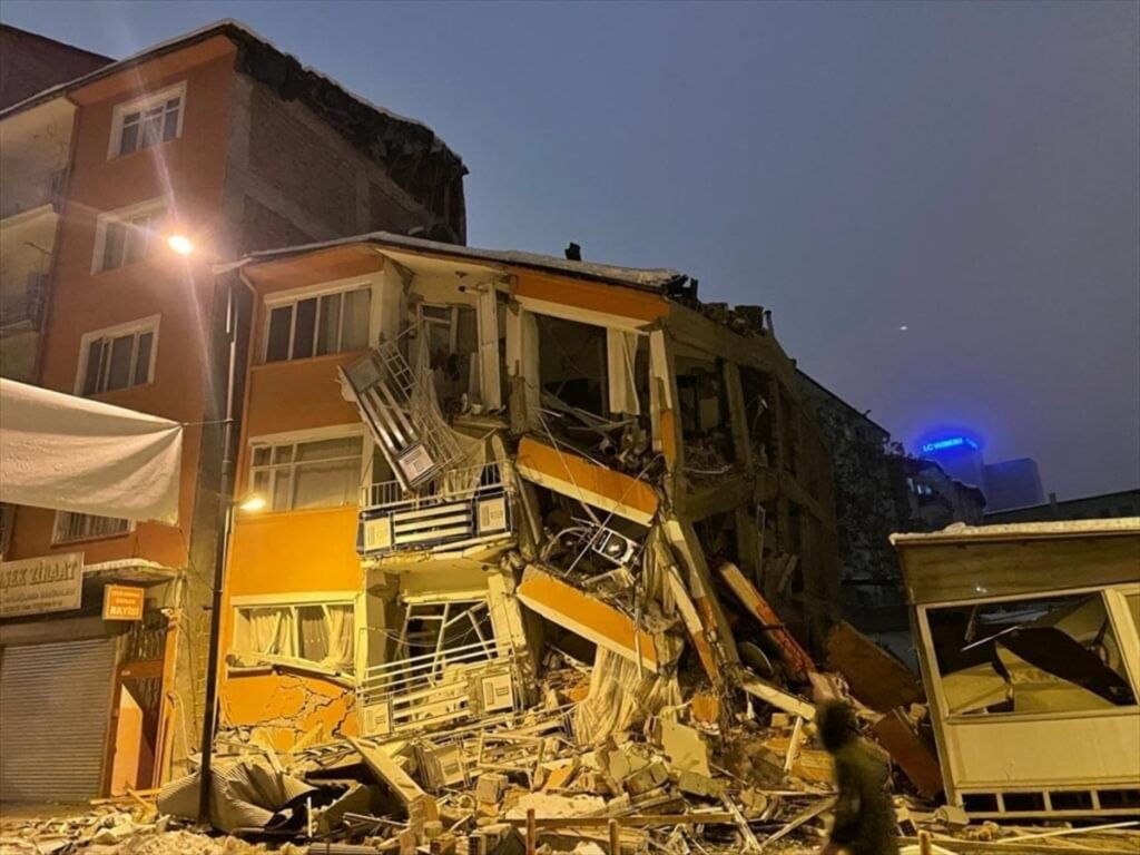 Zřícená budova v tureckém městě Malatya