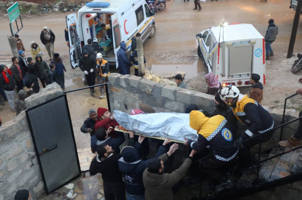 Záchranáři v syrském Azazu nesou tělo jedné z obětí 