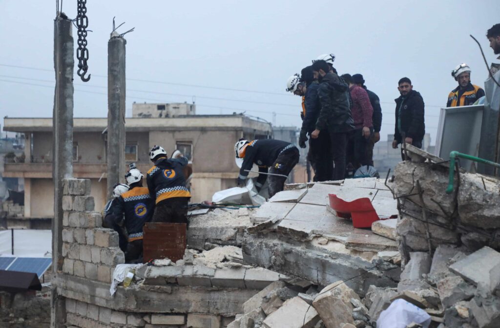 Záchranáři v syrském městě Azaz
