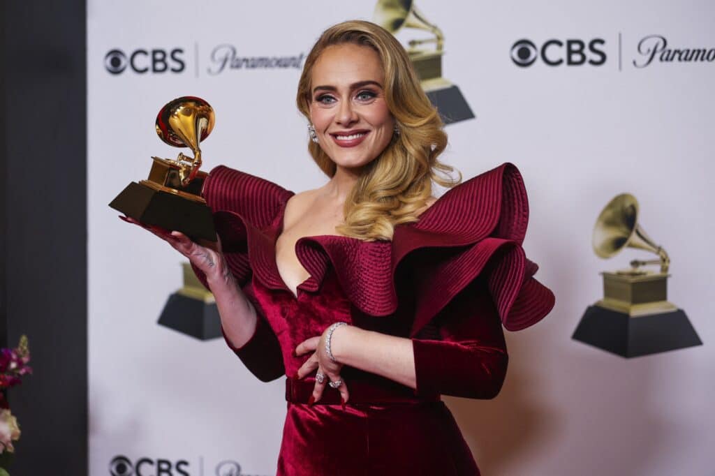 Adele pózuje se svou cenou Grammy za nejlepší popový sólový výkon za Easy On Me