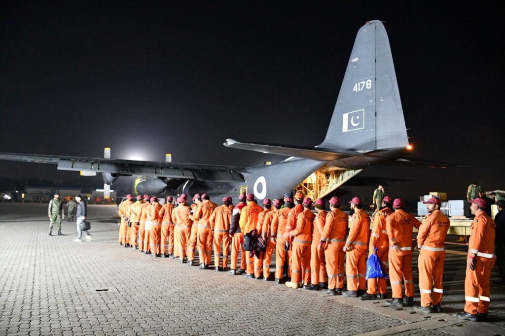 Záchranný tým pákistánské armády míří do Turecka