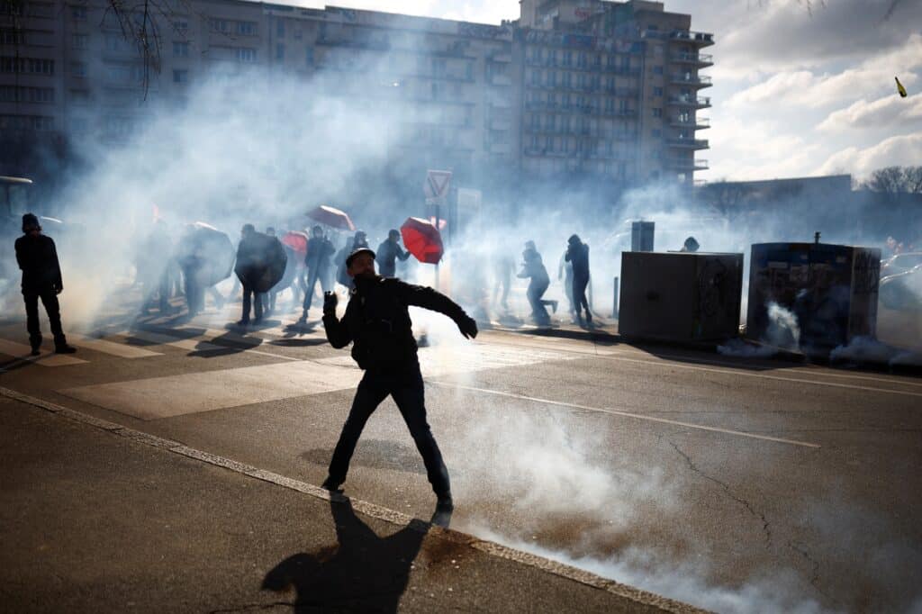 Maskovaný demonstrant v Nantes, 7. února 2023
