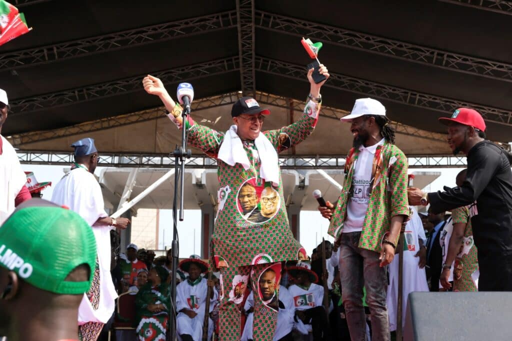 Nigerijský politik Patrick Utomi má na sobě tradiční oděv zobrazující kandidáty na prezidenta a viceprezidenta