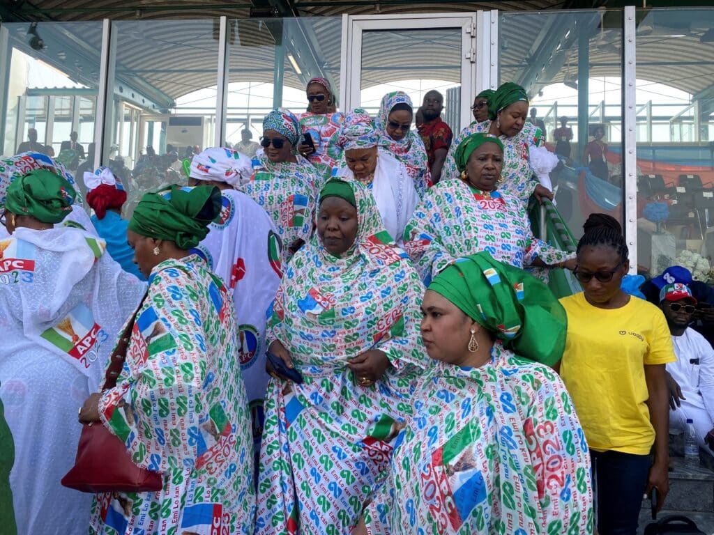 Móda předvolebních mítinků v Nigérii