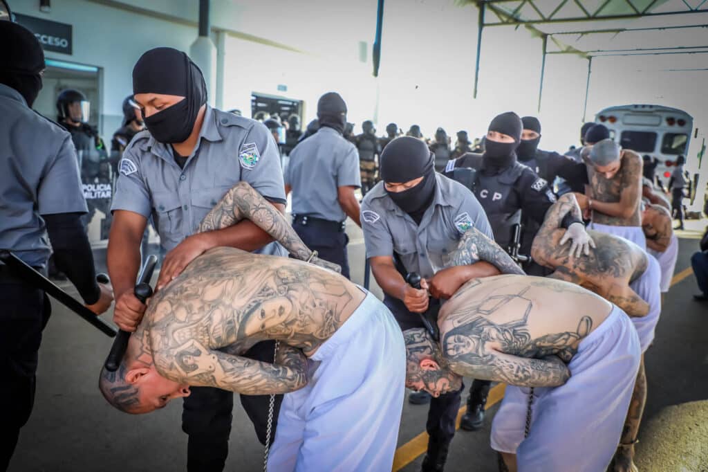 Salvador gangy mega vězení