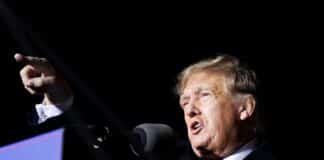 Test demokracie i nový motiv kampaně, píše americký tisk o Trumpově obvinění