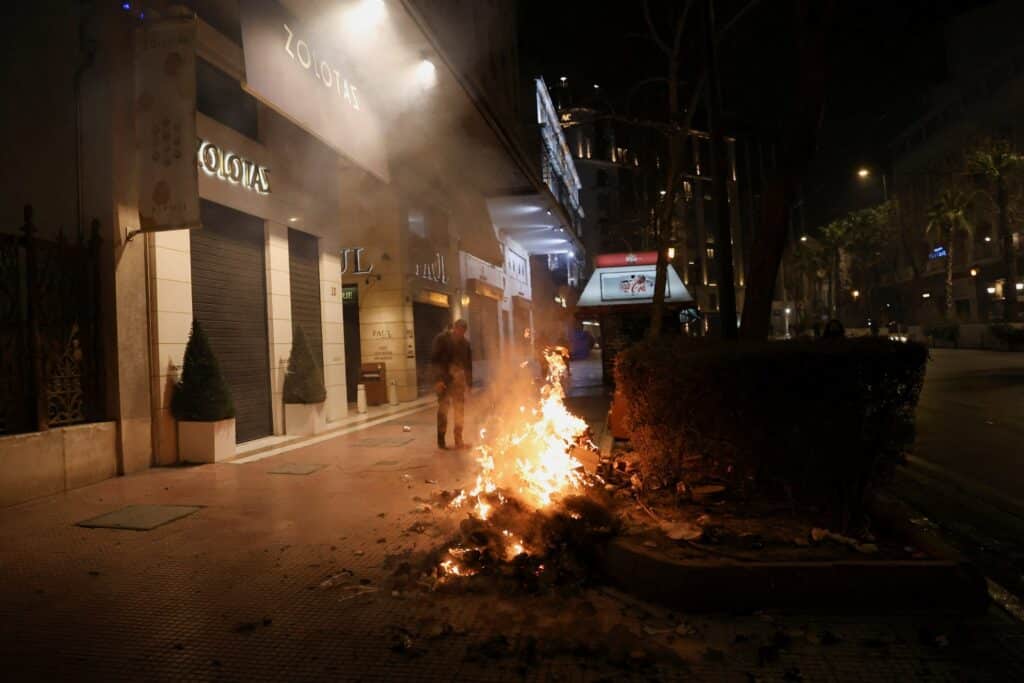 K rozehnání demonstrantů, kteří házeli kameny a zapalovali ohně, byl použit slzný plyn