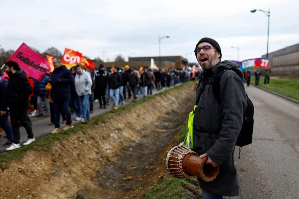 Protestující v v Pont-Audemer, 7. března 2023