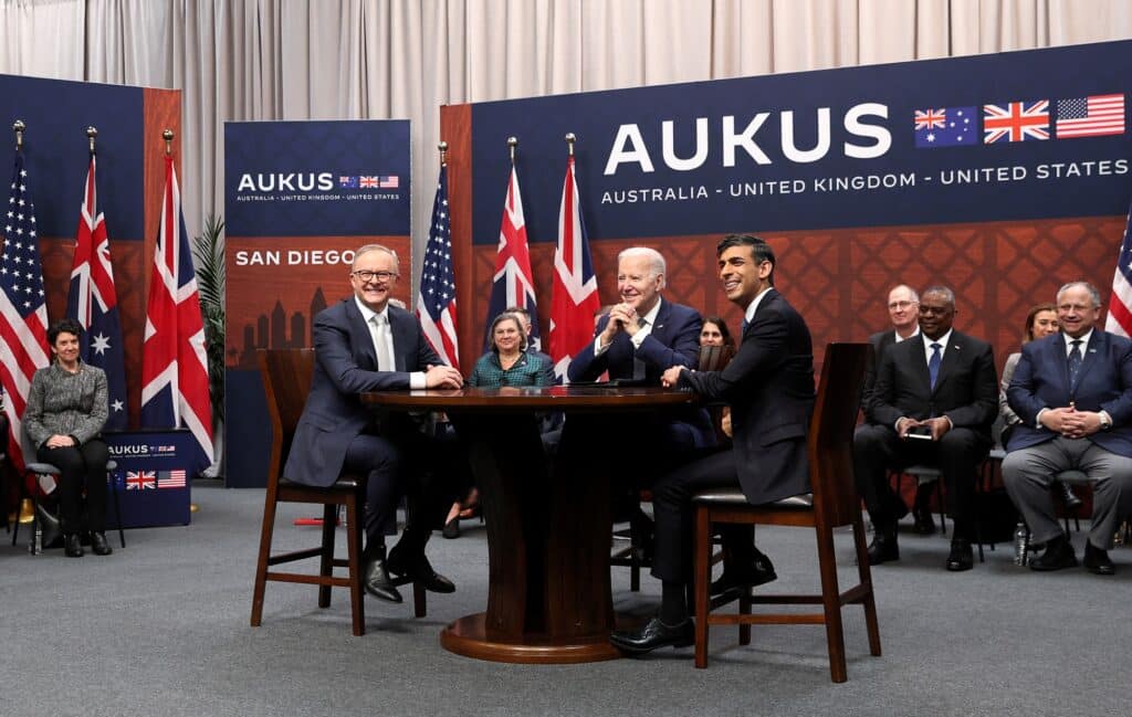 Americký prezident Joe Biden, australský premiér Anthony Albanese a britský premiér Rishi Sunak
