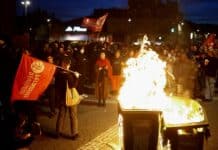 Ve Francii po těsném hlasování o důvěře vládě znovu vypukly protesty