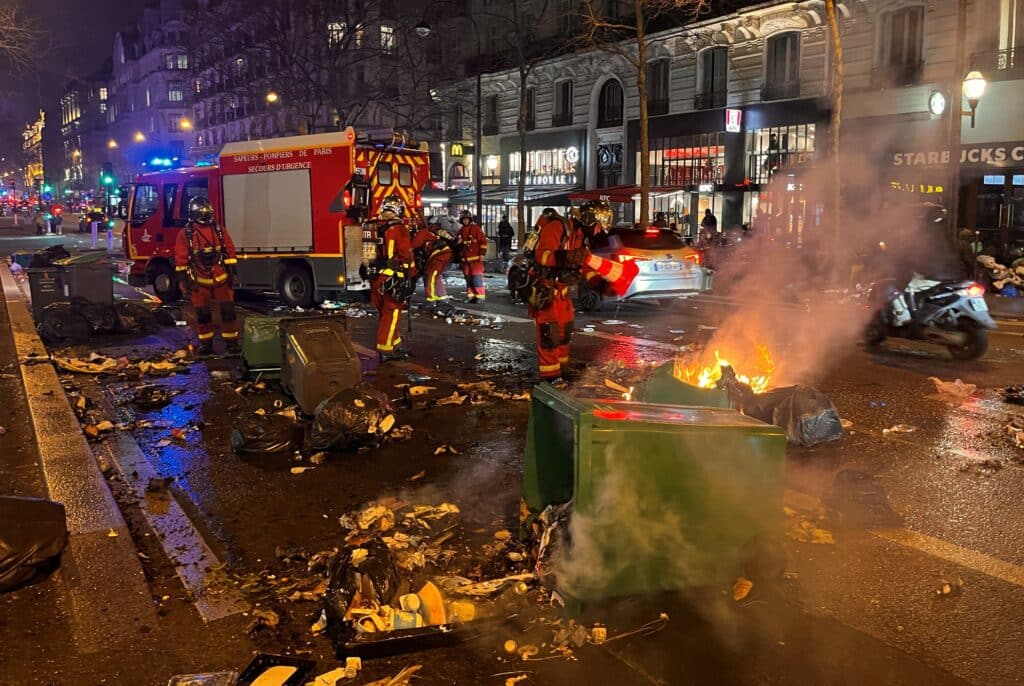 Francouzská vláda v pondělí ustála hlasování o důvěře